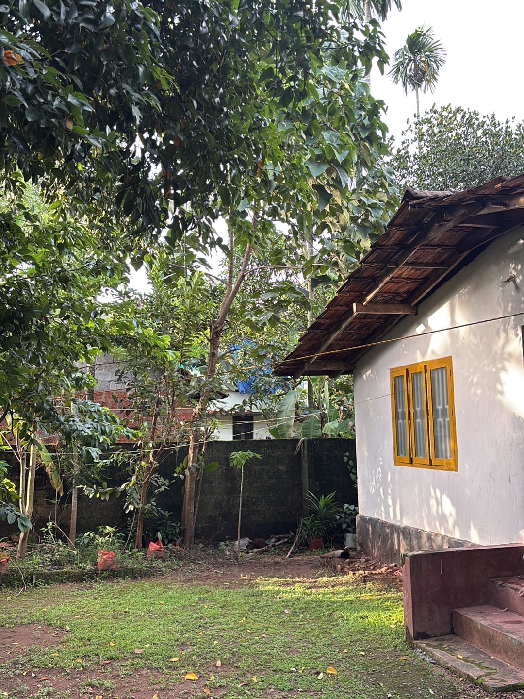 7.5 Cents Old 4 Bedroom Home